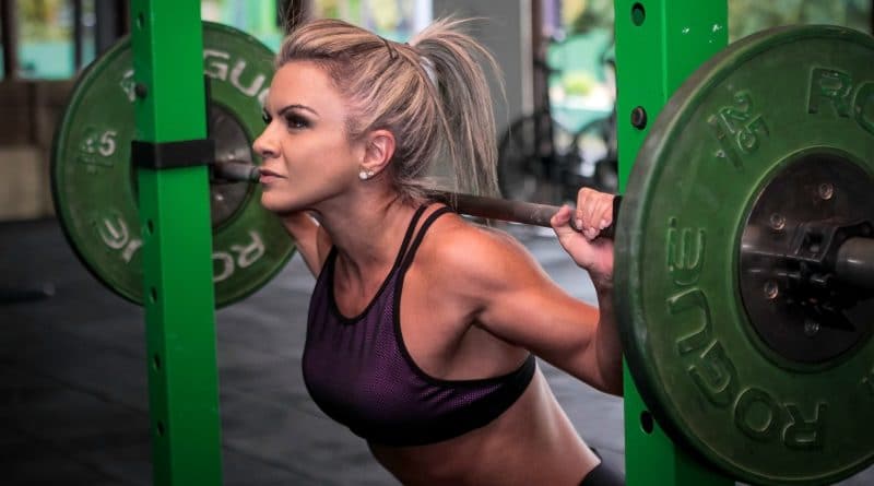 Mujer entrenando CrossFit